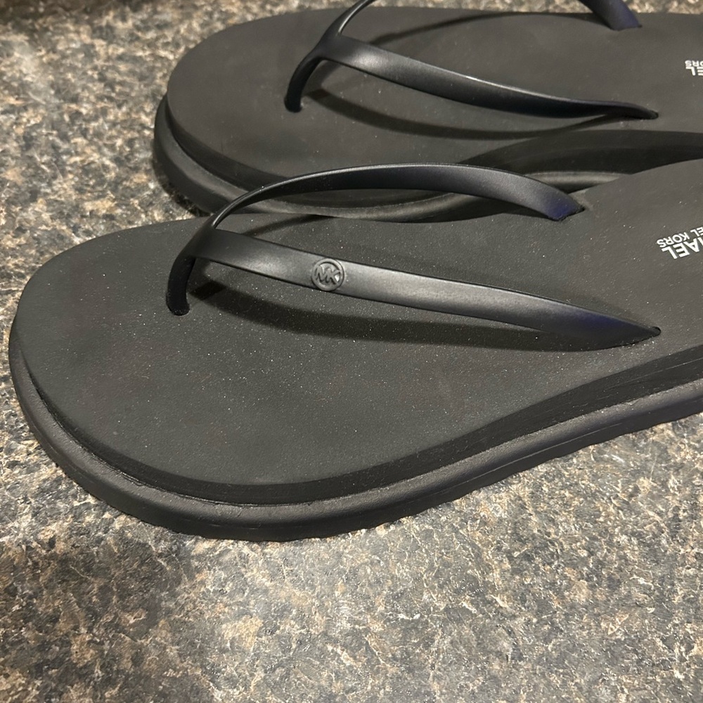 Black Michael Kors platform flip flops. Women’s summer shoes